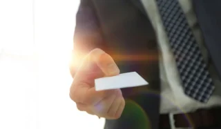 Cartes de visite classiques ou manuscrites : personnaliser sa communication